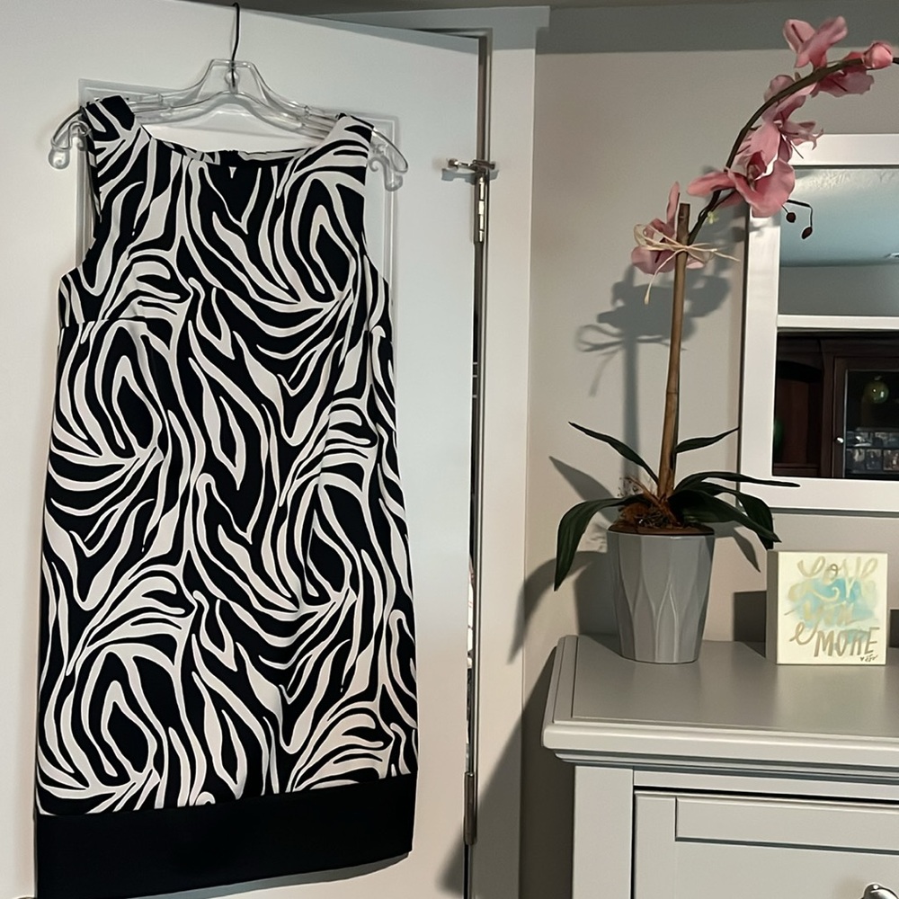 sleeveless summer dress. Size 12 
Like new. Black/White
Measurements below